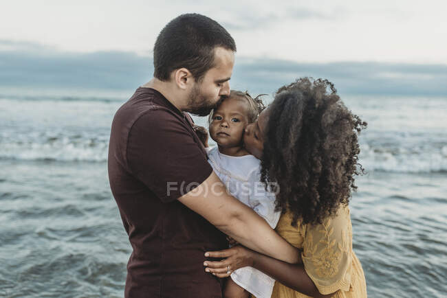 Glückliches Paar mit Kind am Strand — Stockfoto