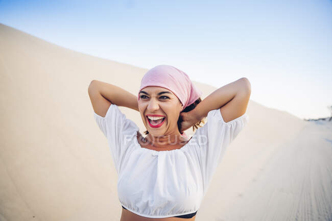 Jeune femme avec foulard rose lutte contre le cancer — Photo de stock