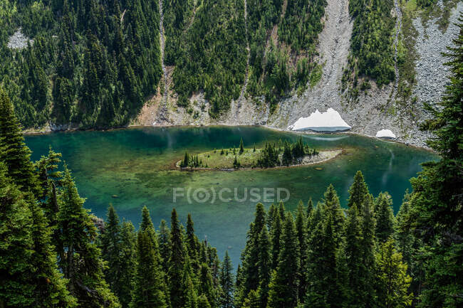Красивий вид на озеро в горах на фоні природи — стокове фото
