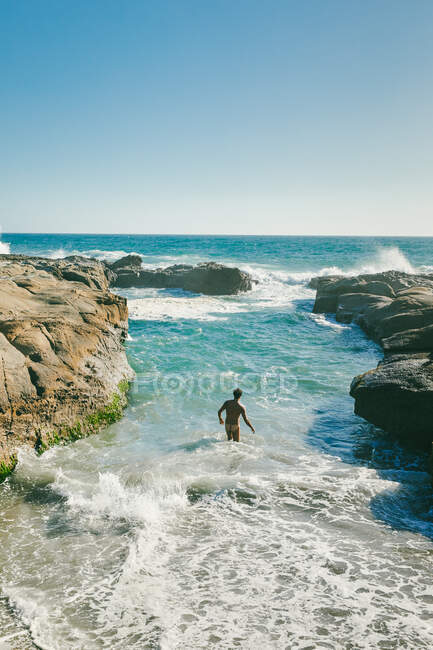 Jeune homme nageant dans l'océan Pacifique trou de natation à Baja, Mexique. — Photo de stock