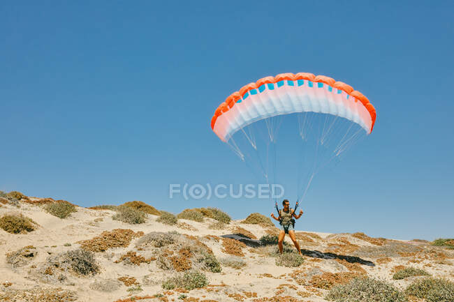 Young man paragliding in mexico, travel — Stock Photo