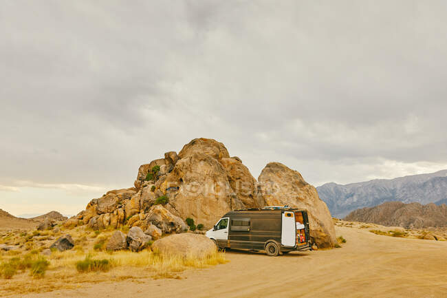 Una bella foto di una macchina sulla strada nel deserto — Foto stock
