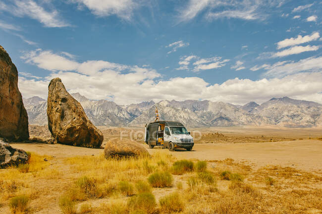 Woman practicing yoga on roof of camper van in northern California. — Stock Photo