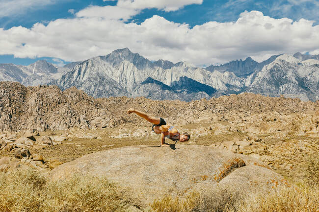 Mujer joven practicando yoga al aire libre - foto de stock
