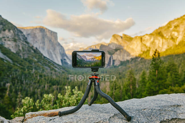 Vista del paisaje de montaña y el teléfono en el fondo de la naturaleza - foto de stock