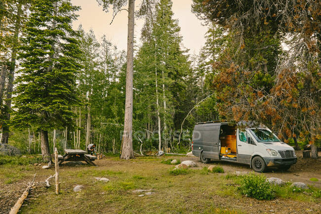 Camping nas montanhas no fundo da natureza — Fotografia de Stock