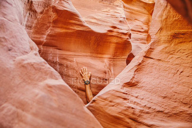 Mano con orologio fitness contro la parete del canyon slot a Escalante, Utah — Foto stock