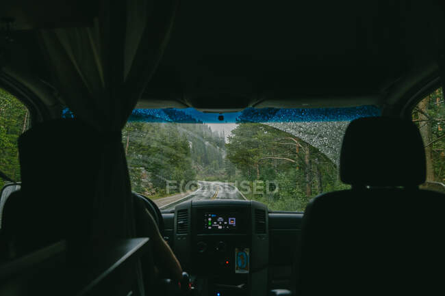 Вид на открытую дорогу через лобовое стекло фургона Camper. — стоковое фото