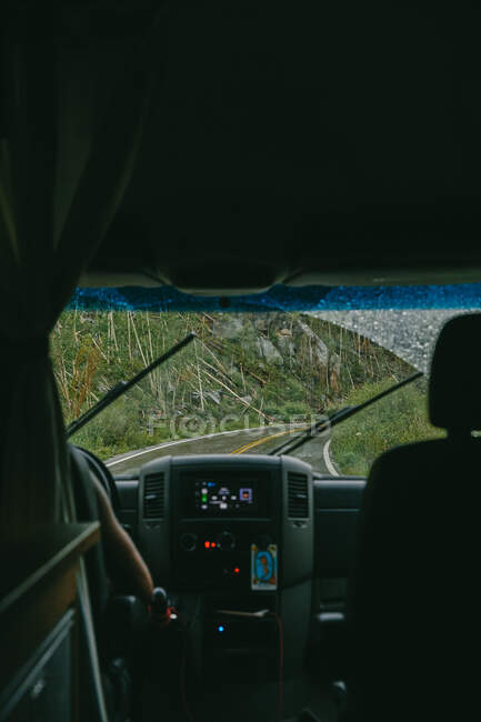 Vista da estrada aberta através do pára-brisas da van campista. — Fotografia de Stock