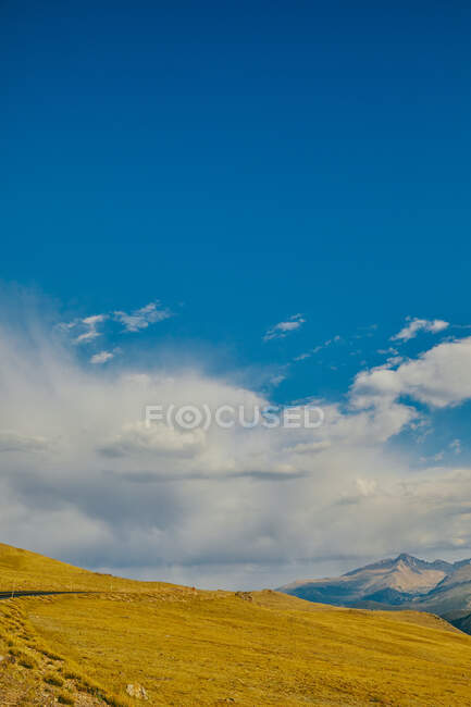 Cima de la montaña y cielo despejado en el Parque Nacional de las Montañas Rocosas. - foto de stock