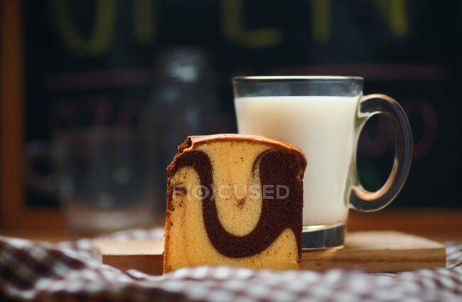 Pastel de mantequilla de mármol con una taza de leche - foto de stock