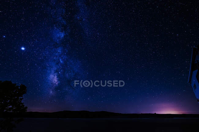 Vía Láctea Cielo nocturno de verano - foto de stock