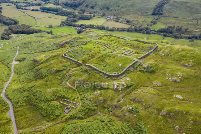 Hardknott sitio arqueológico del fuerte romano, los restos del fuerte romano Mediobogdum, situado en el lado occidental del paso de Hardknott en el condado inglés de Cumbria - foto de stock