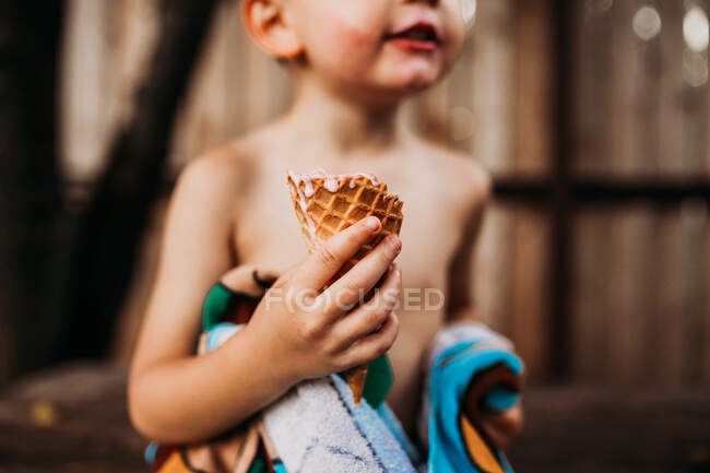 Bonito menino comendo sorvete — Fotografia de Stock