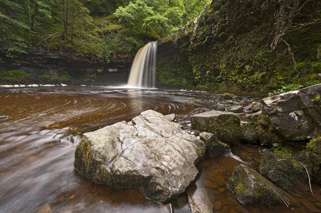 A cachoeira na floresta com enormes rochas — Fotografia de Stock