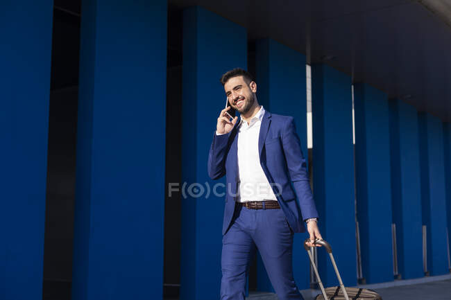 Joven hombre de negocios ejecutivo caminando por el aeropuerto para el viaje de trabajo - foto de stock