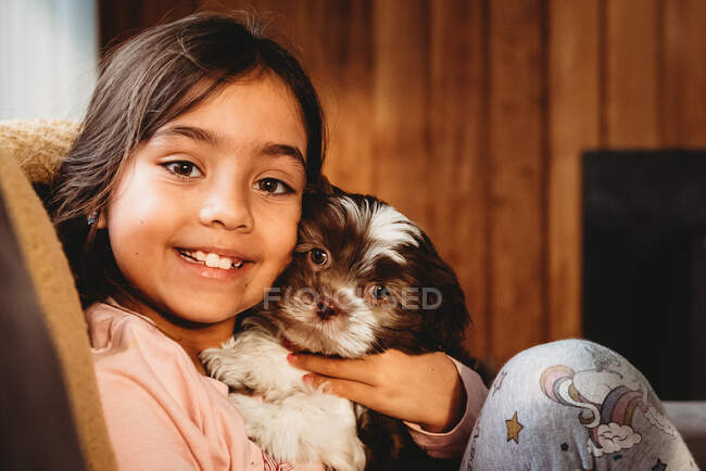 A little girl and her Shitzu puppy — Stock Photo