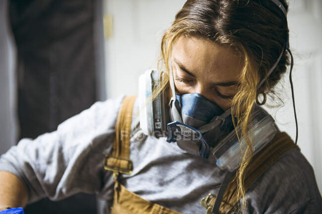 Artista de resina feminina misturando com máscara respiradora — Fotografia de Stock