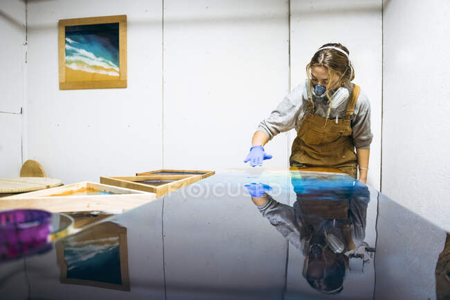Artiste en résine féminine travaillant dans son atelier — Photo de stock