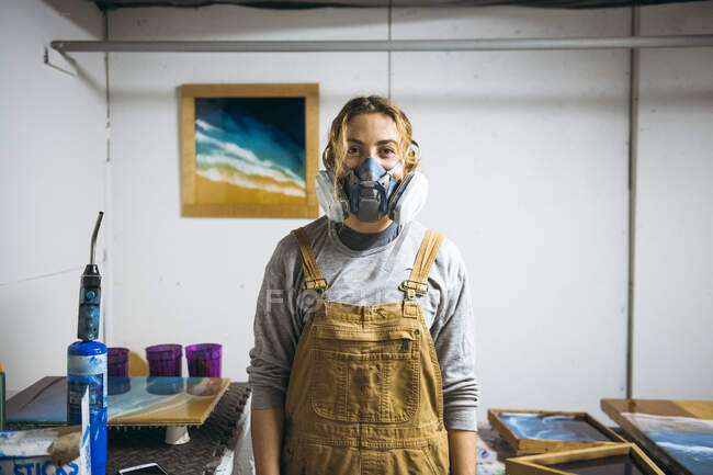 Портрет жінки-художника смоли в домашній художній студії. — стокове фото