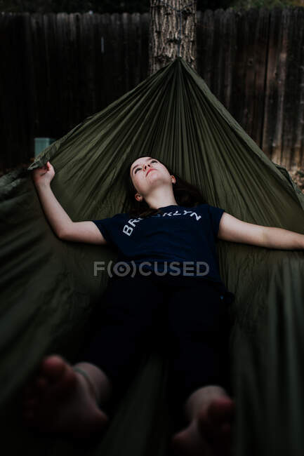 Adolescente menina relaxante em rede — Fotografia de Stock