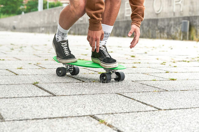 Nahaufnahme eines Skateboarders, der einen Trick im Park macht. Konzept aus Freizeitaktivität, Sport, Extrem, Hobby und Bewegung. — Stockfoto