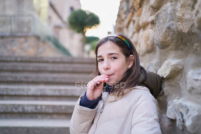 Chica con piruleta en la calle de la ciudad - foto de stock