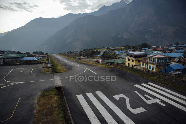 A pista inclinada em Lukla, a porta de entrada para o Vale do Khumbu, no Nepal — Fotografia de Stock