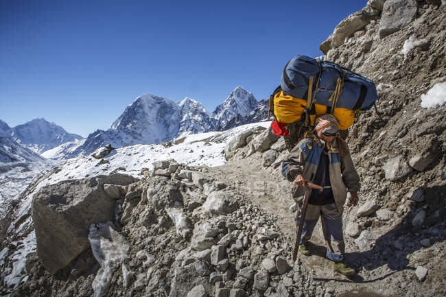 Портер підходить до базового табору Еверест у долині Хумбу в Непалі.. — стокове фото