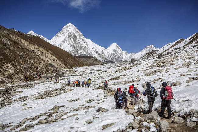 Senderistas en el sendero hacia el campamento base del Monte Everest en Nepal. - foto de stock