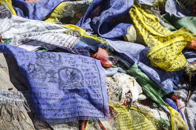 Banderas de oración a lo largo del camino al campamento base del Monte Everest en Nepal. - foto de stock