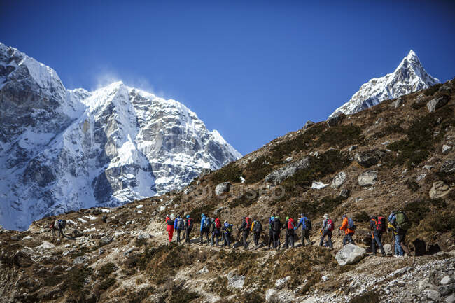 Senderistas a lo largo del sendero hacia el campamento base del Everest en Nepal. - foto de stock