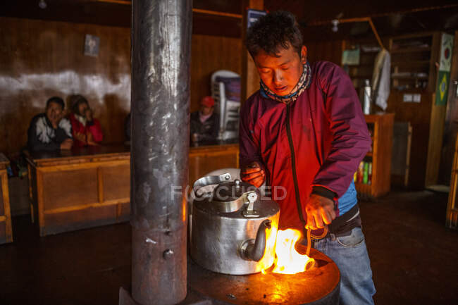 Путеводитель зажигает огонь в чайном домике возле базового лагеря Эверест. — стоковое фото