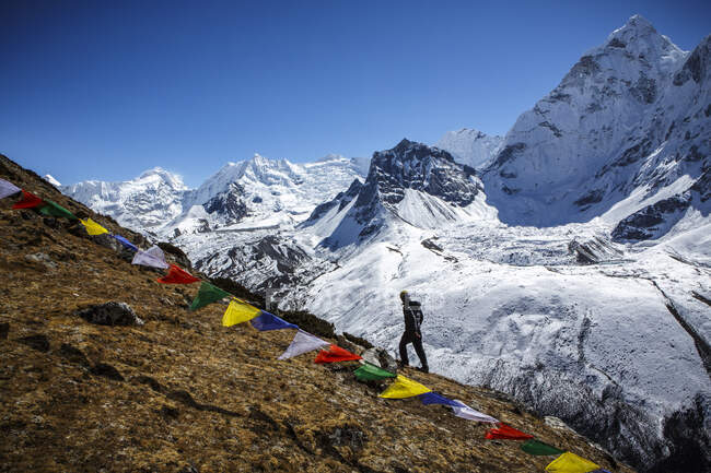 Um guia de trekking em frente a Ama Dablam em uma caminhada para o Everest Base Camp — Fotografia de Stock