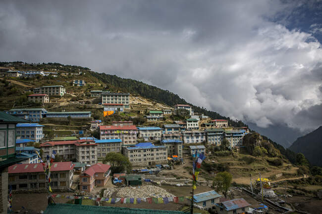A aldeia Sherpa de Namche Bazaar, ao longo da trilha para o Monte Everest — Fotografia de Stock