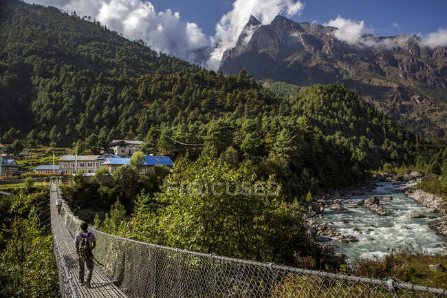 Un puente en el camino al campamento base del Monte Everest en Nepal. - foto de stock