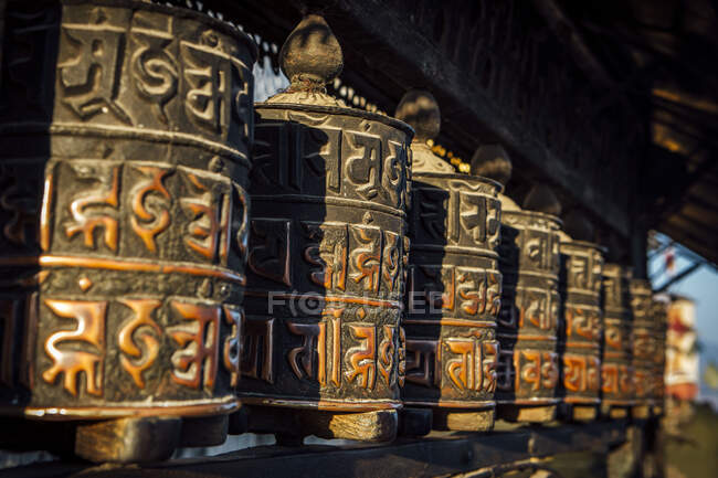 Буддійські молитовні колеса в храмі в Катманду (Непал).. — стокове фото