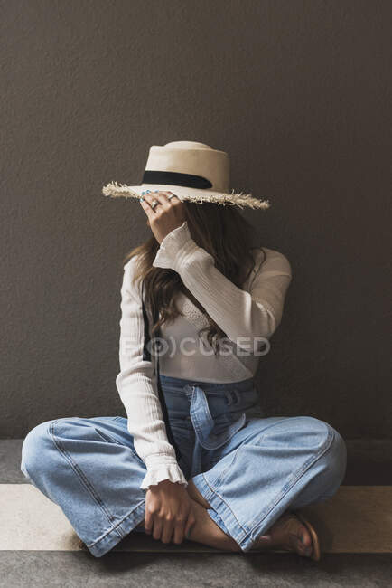 Retrato de belo hispânico com um chapéu — Fotografia de Stock
