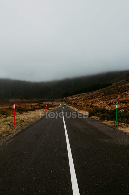 Straße in den Bergen auf Naturhintergrund — Stockfoto