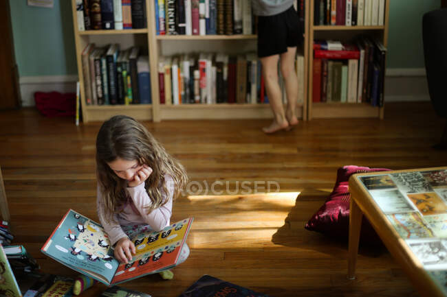 Дети читают дома во время пандемии — стоковое фото