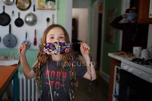 Молодая девушка просит помощи, надевая маску — стоковое фото