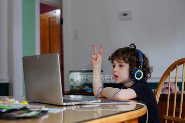 Ein kleiner Junge lernt vor einem Laptop — Stockfoto