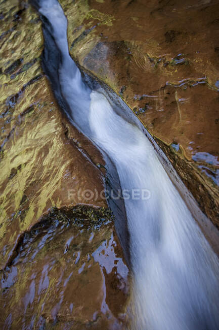 Bela paisagem com rio e rochas, natureza — Fotografia de Stock