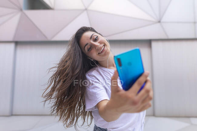 Mujer bonita con teléfono celular usando nuevas tecnologías - foto de stock