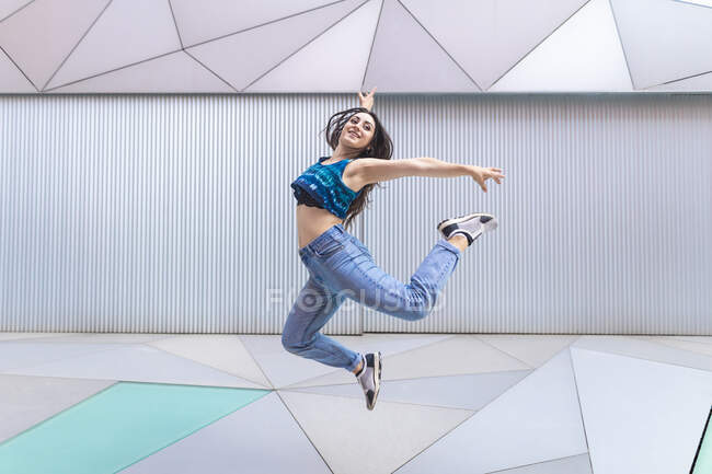 Mulher realizando um voo na coreografia na rua — Fotografia de Stock