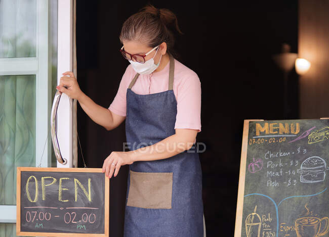 Las pequeñas empresas vuelven a abrir durante la enfermedad de COVID-19 - foto de stock