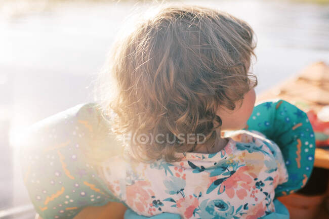 View of a little girl sitting in the front of the kayak and observing — Stock Photo