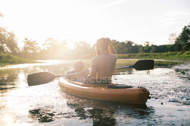 Un padre e un figlio che esplorano un fiume nel loro kayak nel New England — Foto stock