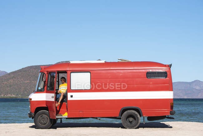 Mercedes Benz camping-car modifié stationné sur la plage El Requeson à Baja — Photo de stock