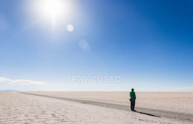 Fort soleil dans le désert salé, bolivie — Photo de stock